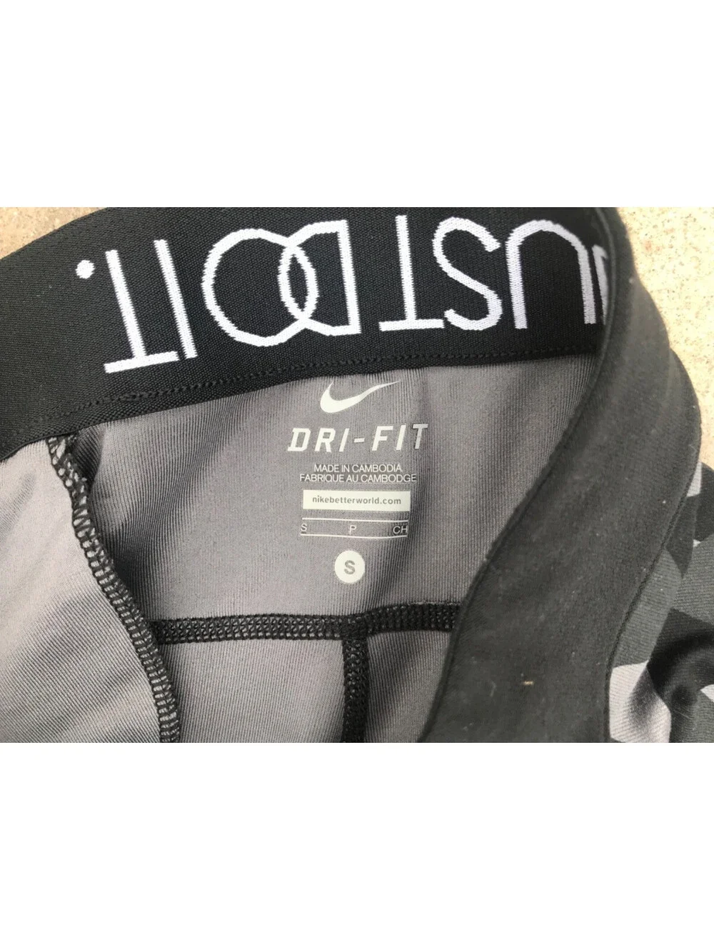 Nike Womens Running Yoga Training Capri Tights Dri-Fit Triangle Print S Grey/Blk